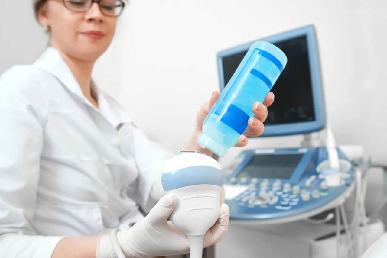 USG piersi: Do kogo iść? Skierowanie, NFZ vs. prywatnie