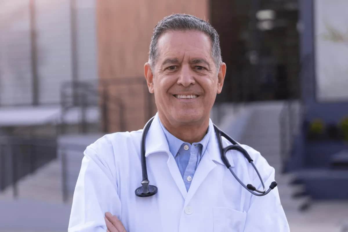 Ile zarabia lekarz rezydent w 2026? Pełne stawki i dyżury.